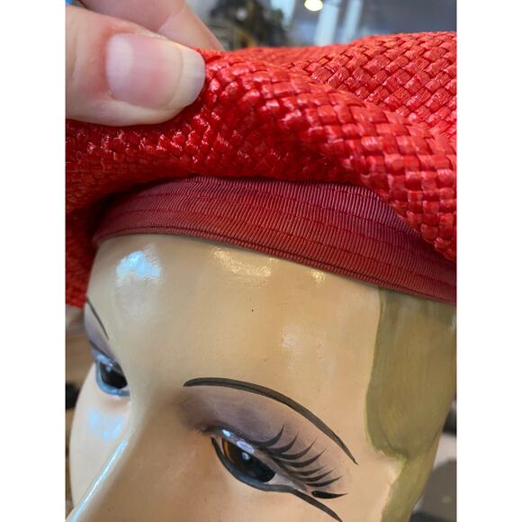 1960s red straw beret, vintage millinery, mod style, hat with flower, union made - Picture 6 of 7
